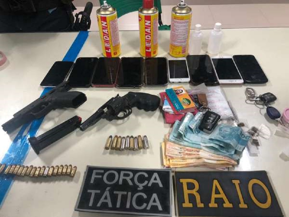 Armas e drogas são apreendidas