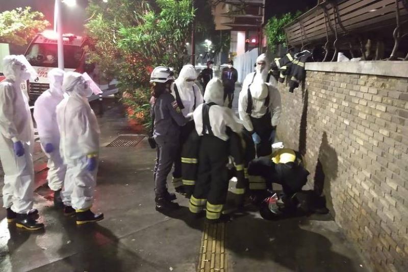 Bombeiros vestem roupas especiais para apagar fogo em hospital de Salvador, ateado por paciente com Covid-19 que tentava fugir