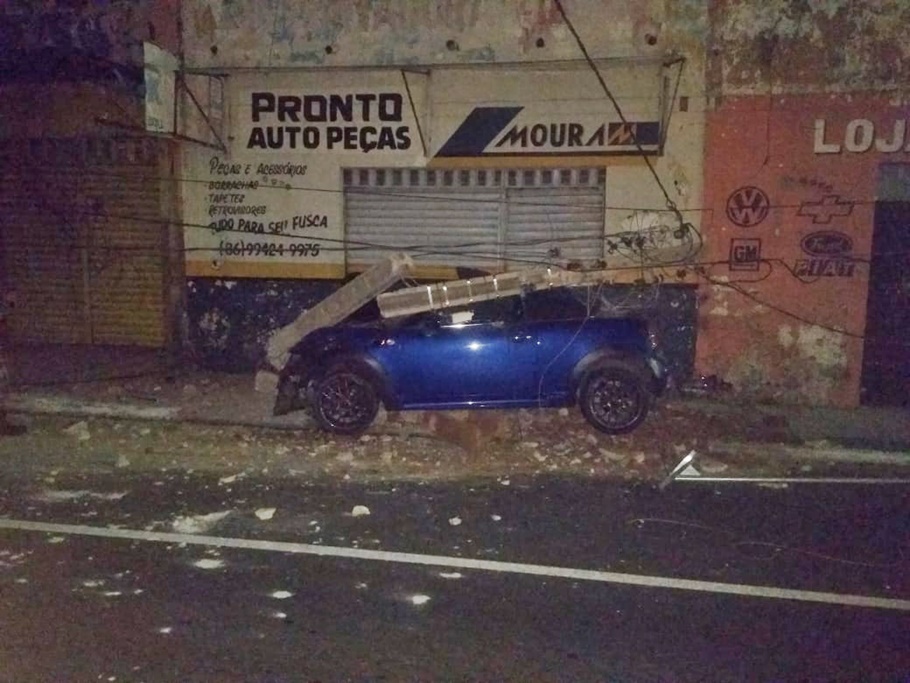 Carro colide em poste no Centro de Teresina