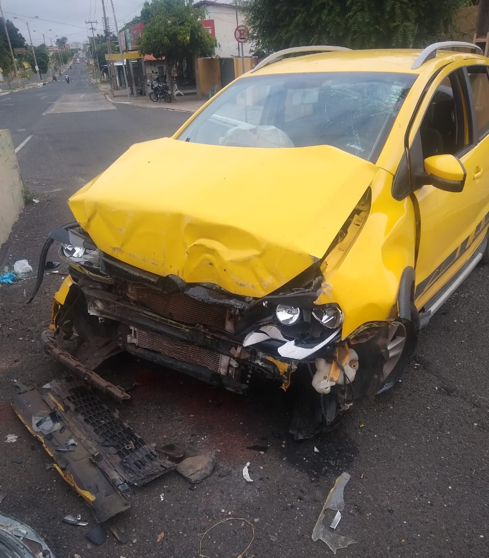 Carro do advogado ficou destruído após colidir com a mureta da avenida