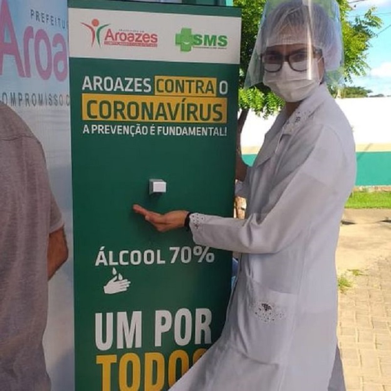 Cidade de totens com álcool em gel que são ativados com o pé