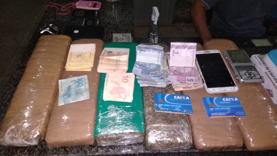 Drogas, celulares e cartão apreendidos na operação Carnaúba