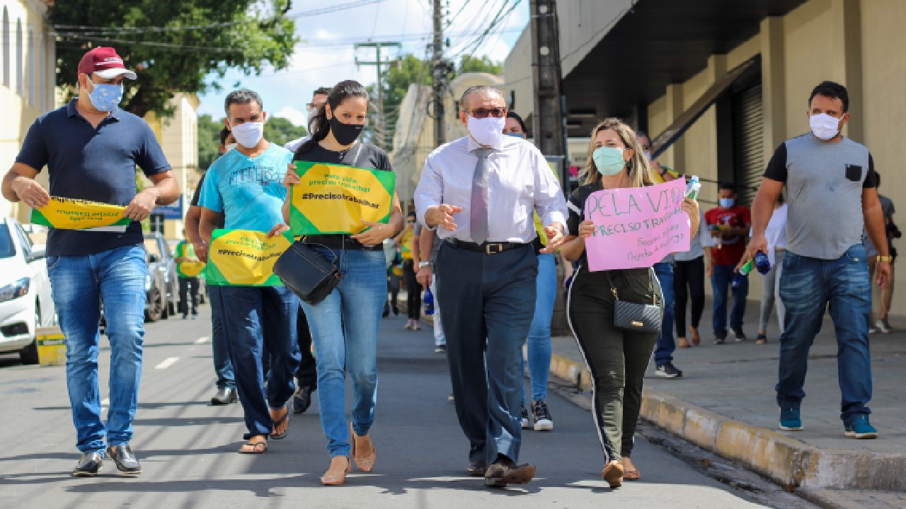 Empresarios fazem protesto, pedindo a reabertura do comércio em Teresina-PI