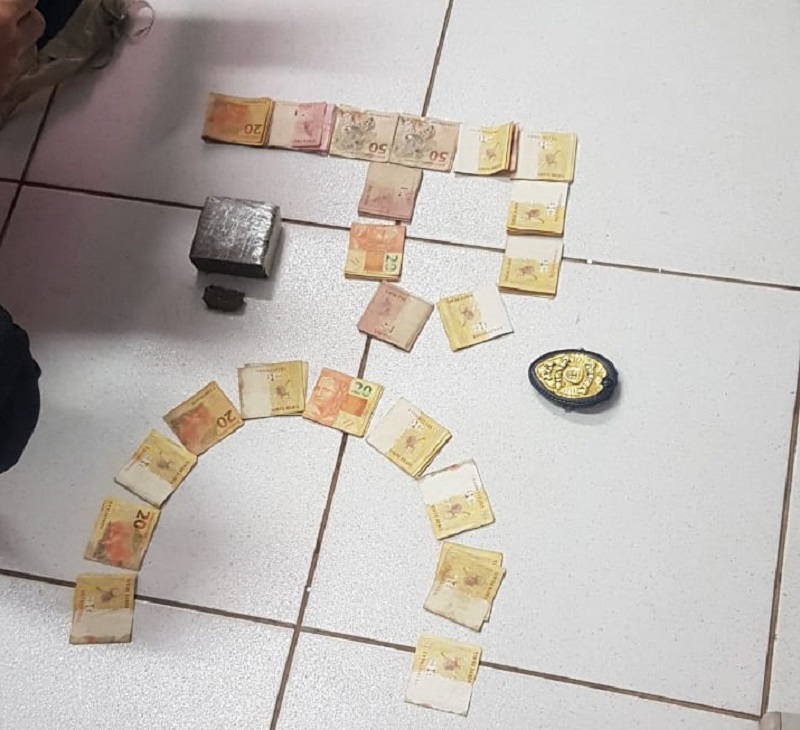 Foi apreendida a quantia aproximada de 250g de substância semelhante à maconha