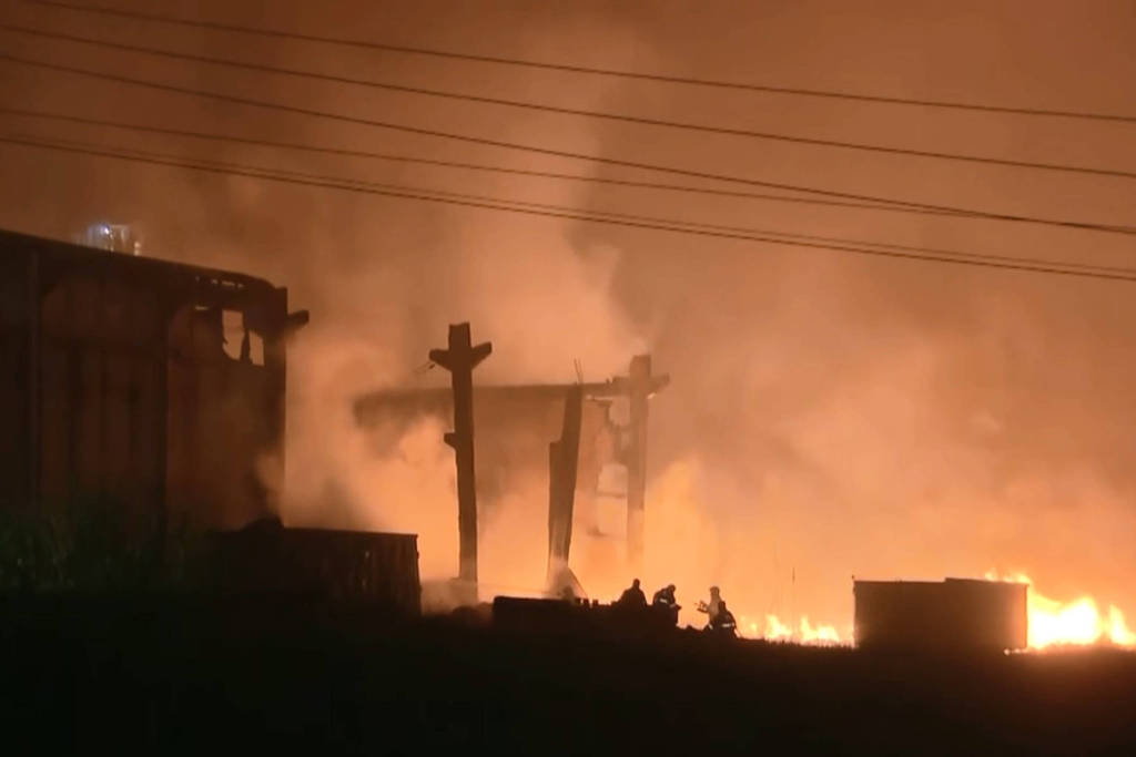 Incêndio atinge galpão em Itapevi, em SP, no dia 22 de abril