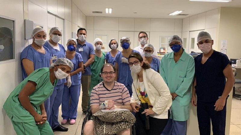 José Noronha deixa o Hospital São Paulo depois de curado da COVID-19