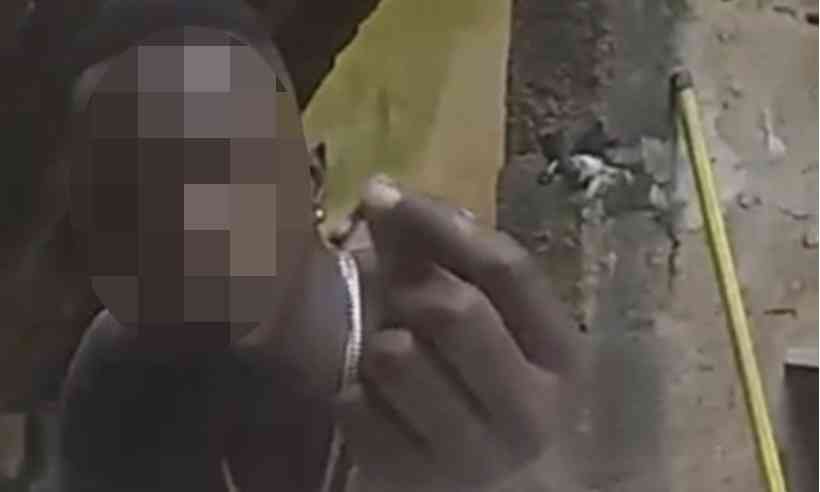 Jovem ostenta cigarro, aparentemente de maconha, adquirido com dinheiro do auxílio emergencial