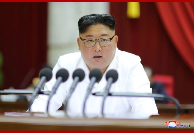 Kim Jong-un durante reunião do Comitê Central do Partido Trabalhista Coreano
