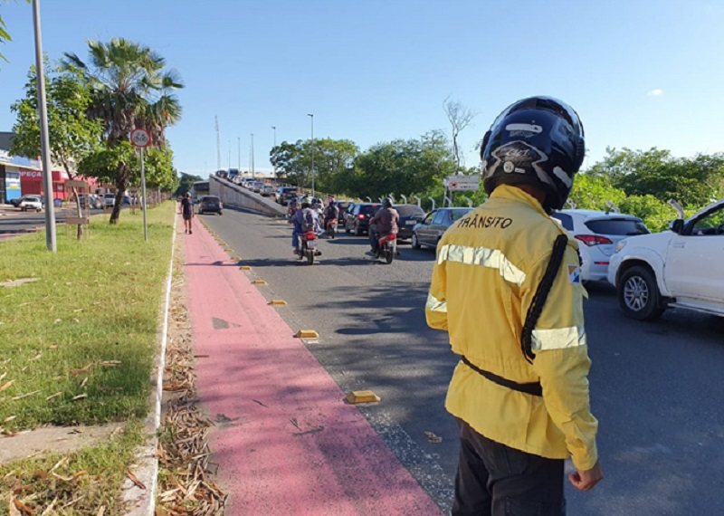 Longa fila que se formou na subida da Ponte da Amizade entre as cidades de Timon-MA e Teresina-PI