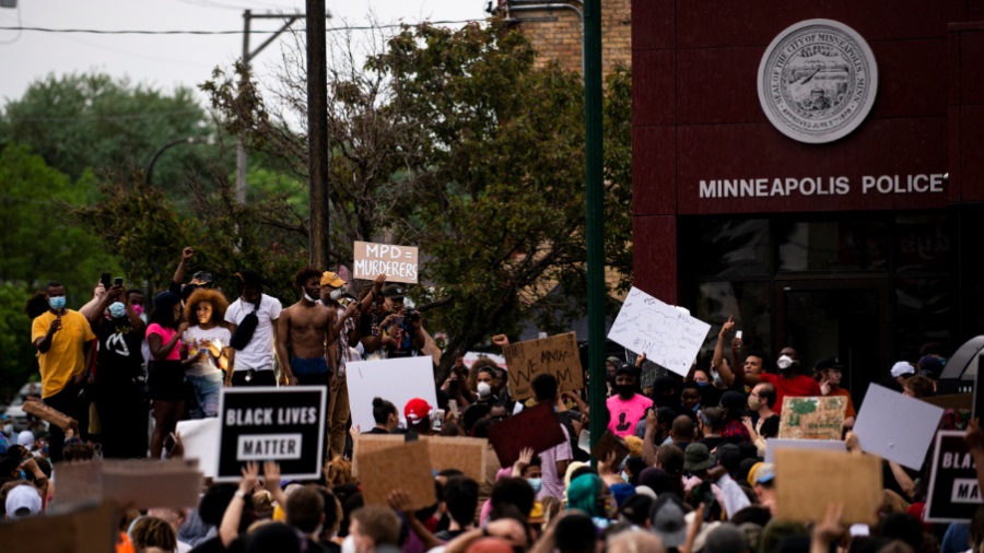 Manifestantes protestam contra a morte de George Floyd, nos Estados Unidos
