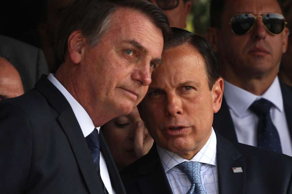 O presidente Jair Bolsonaro e o governador João Doria durante passagem do Comando Militar