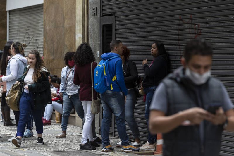 Pessoas flagradas sem máscara na rua 15 de Novembro, Centro, no primeiro dia de uso obrigatório de máscaras