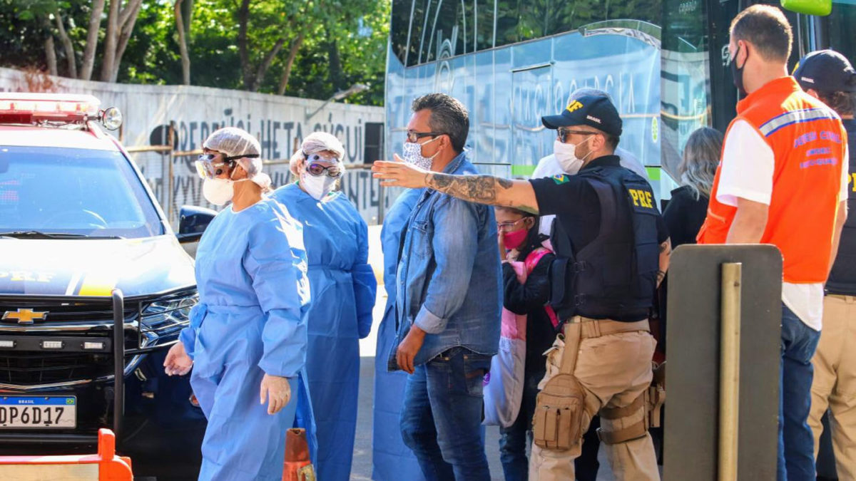 Policiais Rodoviário Federais e Profissionais de Saúde durante orientação em razão da COVID-19