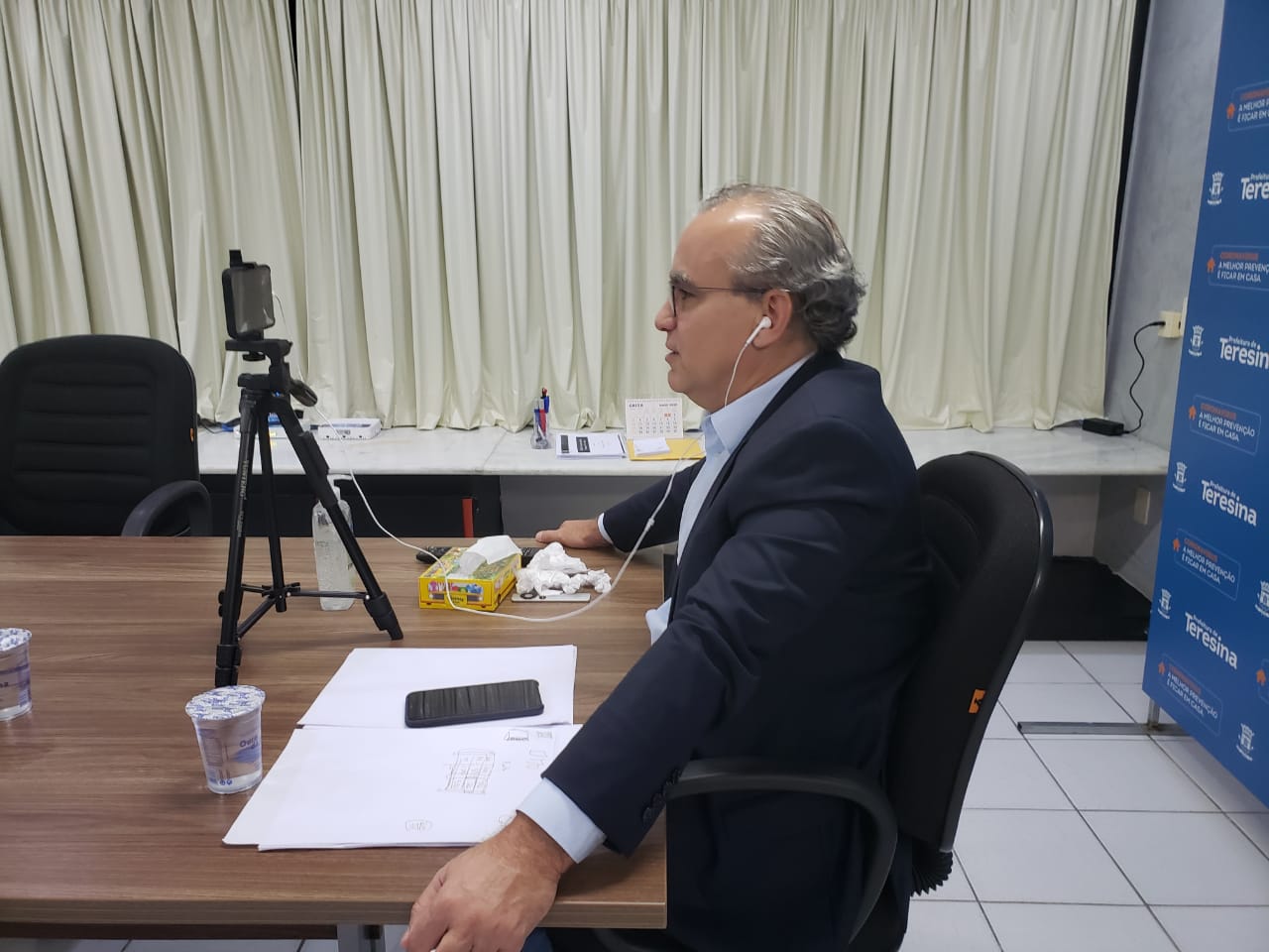 Prefeito Firmino Filho em videoconferência com a imprensa