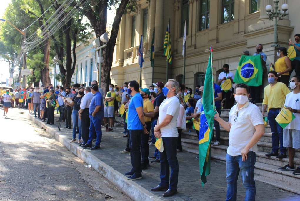 Protesto pela volta do trabalho em frente a prefeitura de Teresina