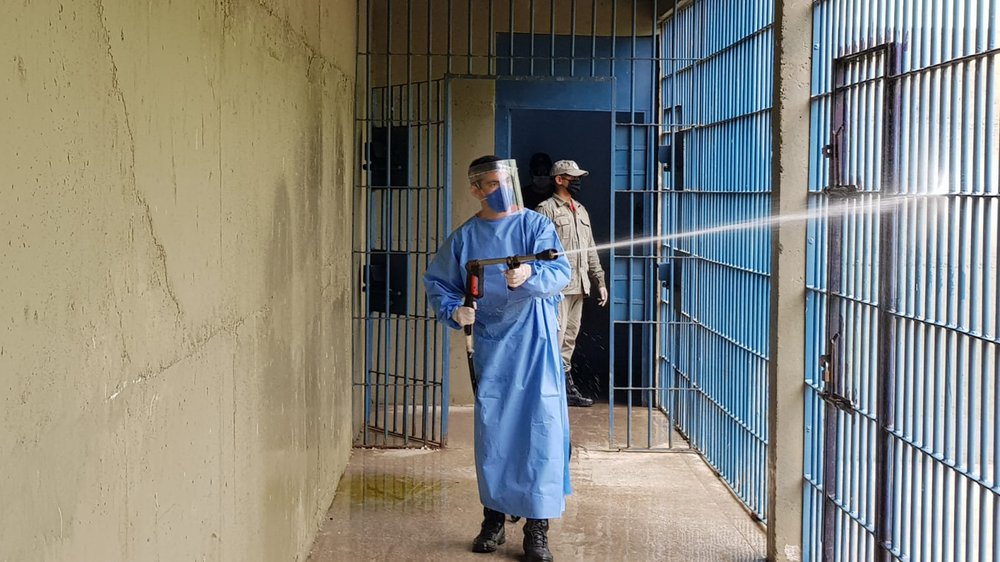 Sanitização de unidades prisionais no Piauí (Foto: SEJUS-PI) Sanitização de unidades prisionais no Piauí (Foto: SEJUS-PI)