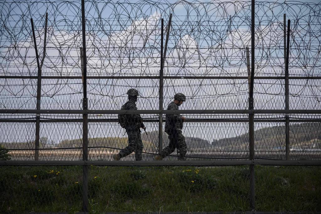 Soldados sul-coreanos patrulham a Zona Desmilitarizada, que divide península coreana entre Coreia do Sul e Coreia do Norte