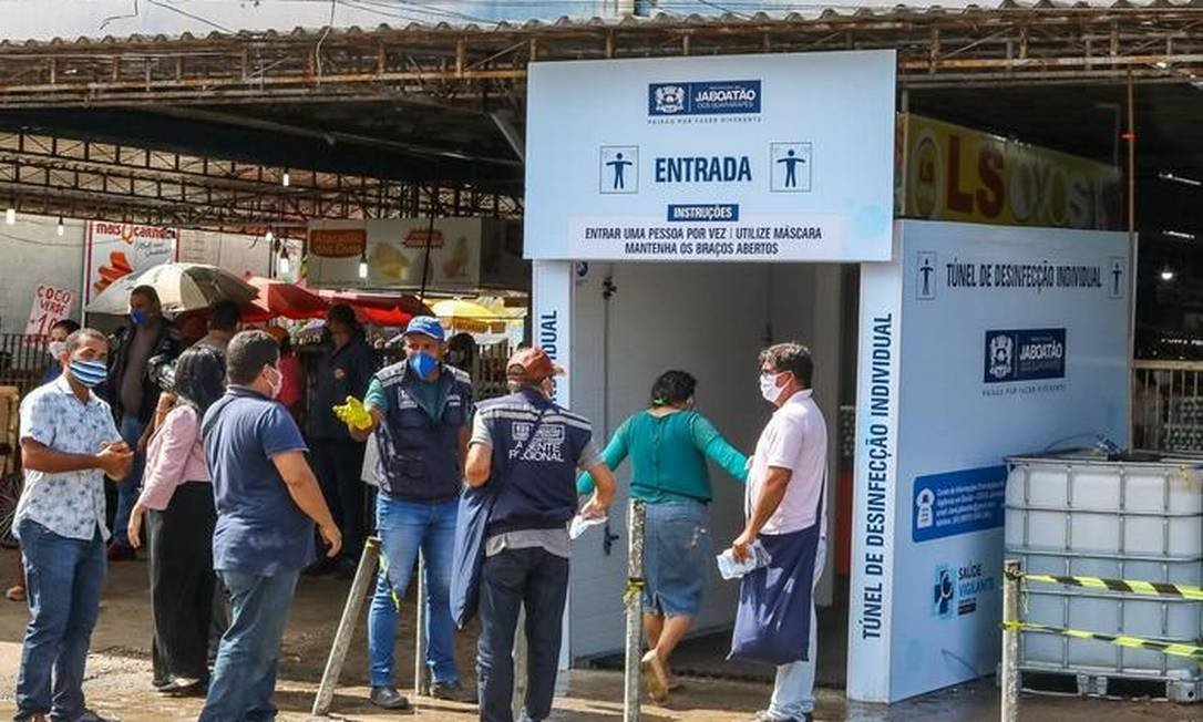 Túnel de desinfecção instalado na entrada do Mercado da Mangueira, em Jaboatão dos Guararapes