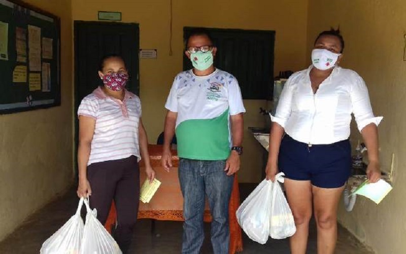 A entrega dos kits de alimentos aconteceu de forma estratégica para evitar aglomerações