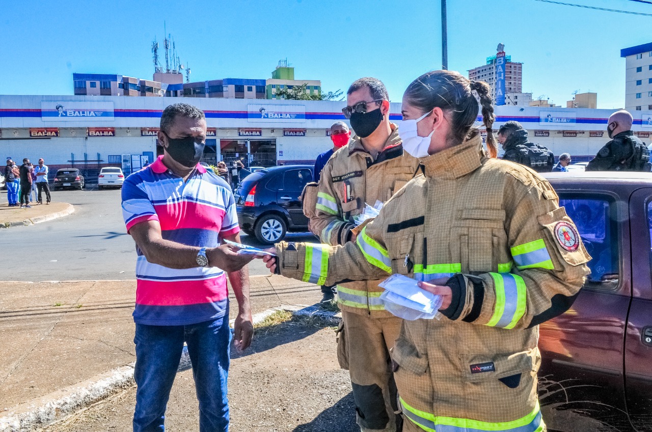 Agentes do Corpo de Bombeiros reforçaram o mutirão do governo no domingo de sol