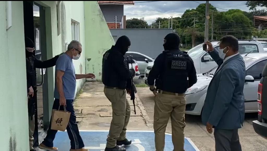 Arimatéia Azevedo no momento em que saia do 12º DP pra a Penitenciária Irmão Guido