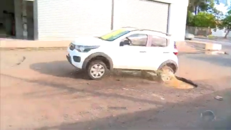 Buracos na rua que dá acesso a av. Gil Martins