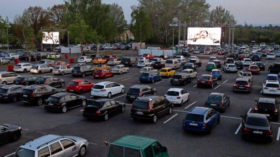 Cinema drive-in em Leipzig, na Alemanha: distância mínima entre os carros para garantir o distanciamento social