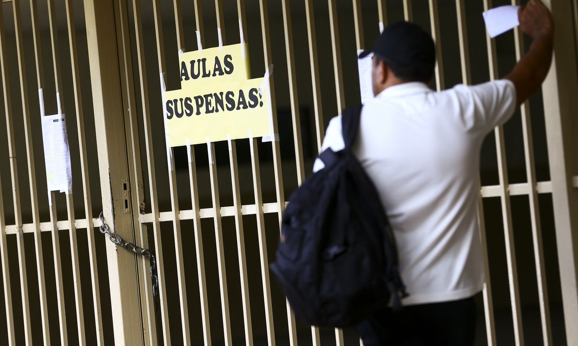 Escolas fechadas