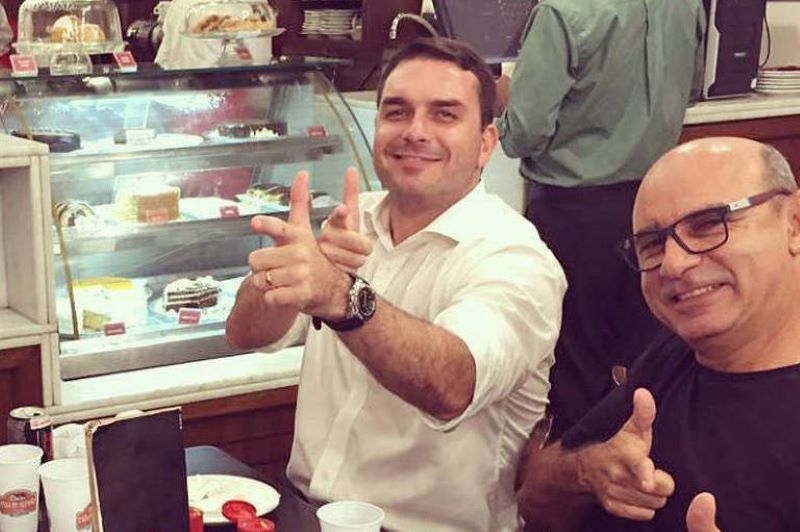 Fabrício Queiroz (à direita) ao lado do senador Flávio Bolsonaro