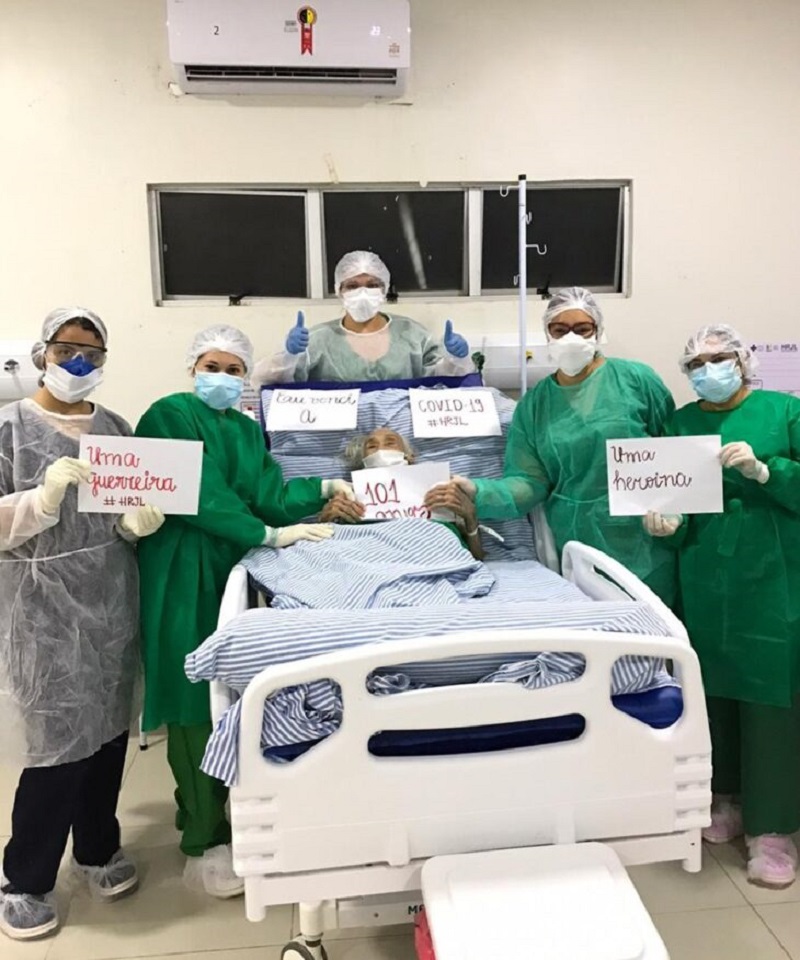 Francisca Carvalho da Silva, de 101 anos, acompanhada de equipe médica