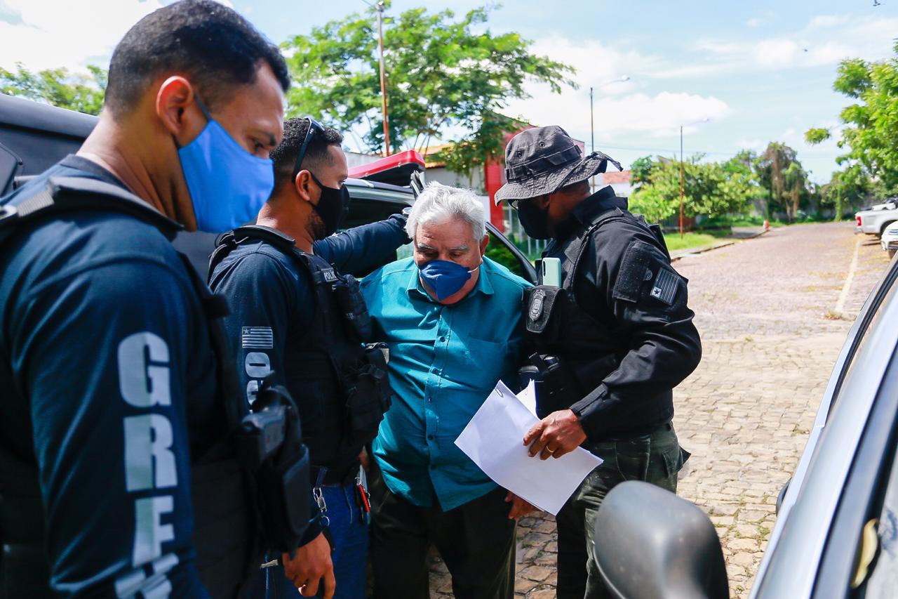 Francisco Barreto acompanhado por policiais