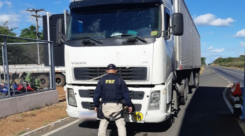 O caminhoneiro proprietário da carreta está desaparecido conforme a família há três dias.