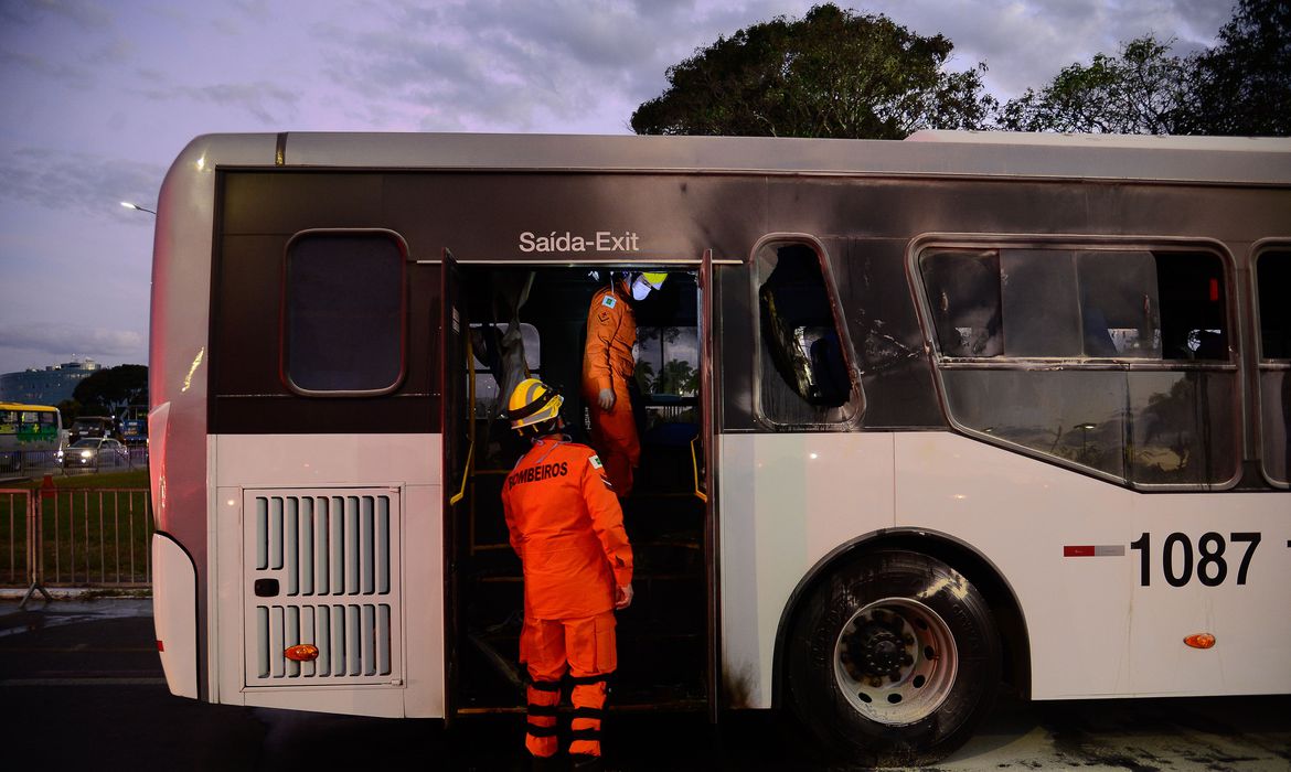 Ônibus incendiado em Brasília