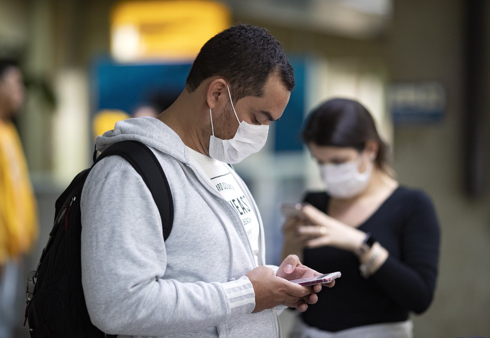 Pessoas com máscaras de proteção contra o Novos Coronavírus