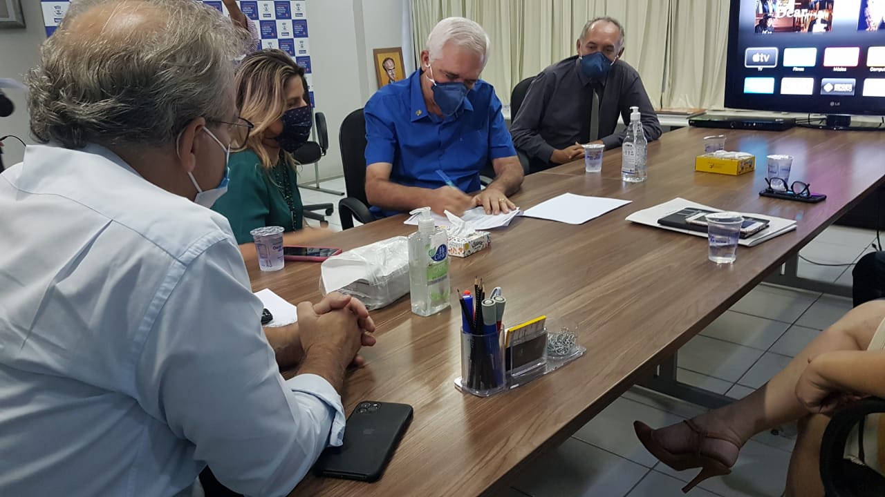 Prefeito Firmino Filho assina termo de cooperação com TV Assembleia para transmissão de aulas