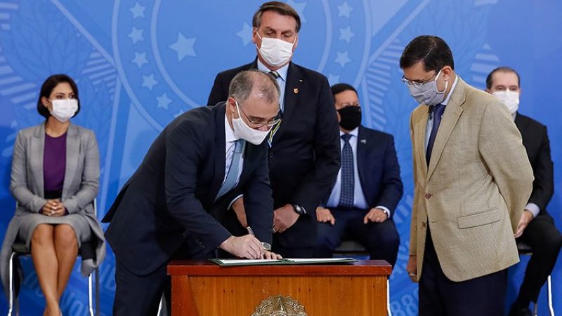 Presidente Jair Bolsonaro, ministro da Justiça e advogado geral da União assinam parecer vinculante dobre direitos dos policiais