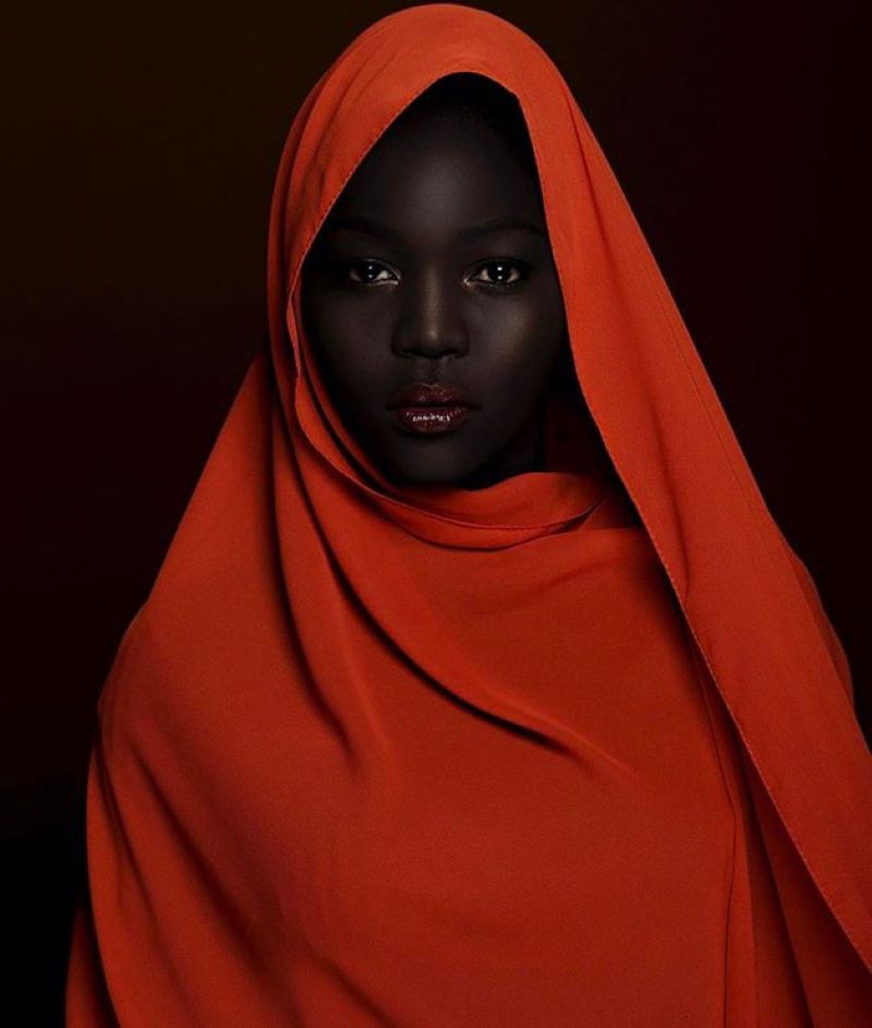 Rainha do mundo da moda, Nyakim Gatwech, modelo do Sudão do Sul, destaca-se não só por conta de sua beleza e talento, mas pela beleza da tonalidade intensamente escura de sua pele