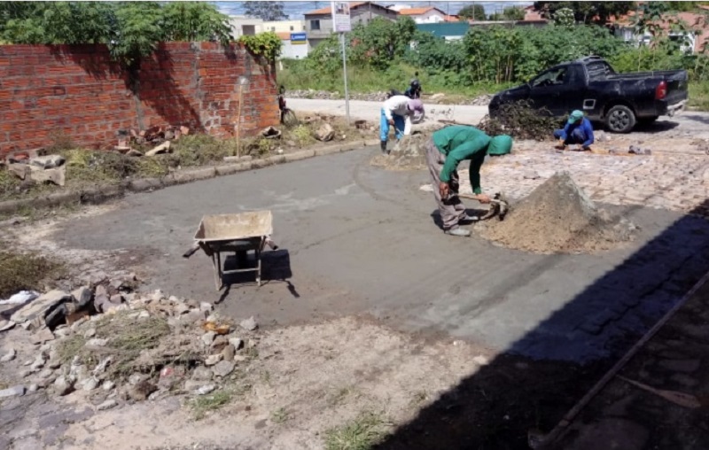 Ruas da zona Sudeste recebem serviços de recuperação de calçamento