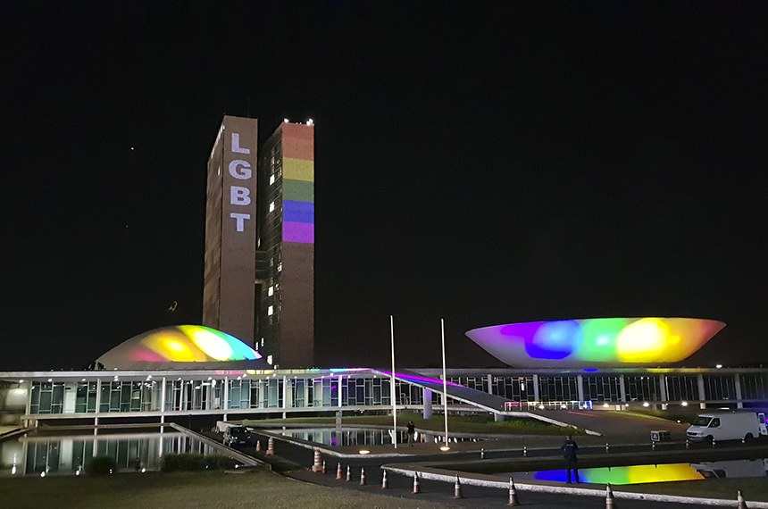 Senadores usaram as redes sociais no último domingo (28) para celebrar o Dia Internacional do Orgulho LGBTI. O Palácio do Congresso Nacional ganhou iluminação especial com as cores do arco-íris