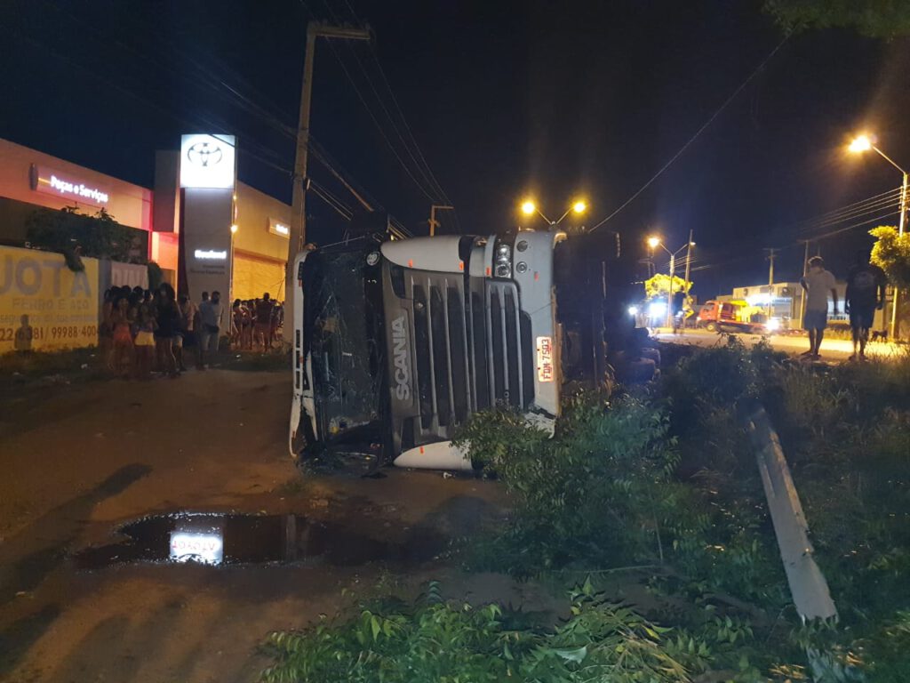 A carreta estava carregada com frango congelado