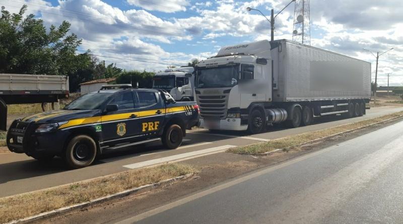 A equipe de policiais solicitou a documentação pessoal e do veículo ao condutor, o que foi prontamente atendido