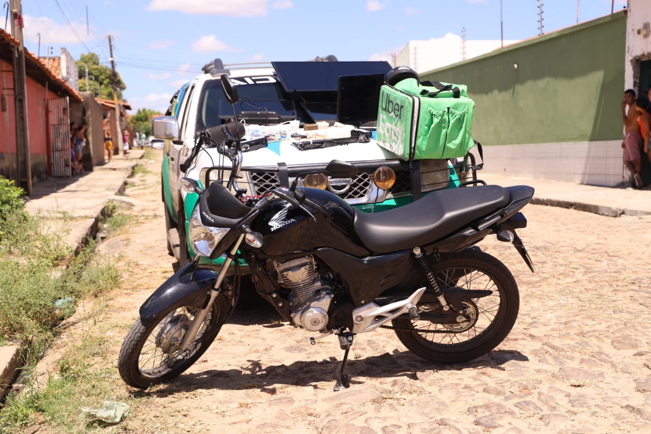 A Força Tarefa apreendeu uma moto roubada, drogas, vários celulares, televisores e outros objetos roubados