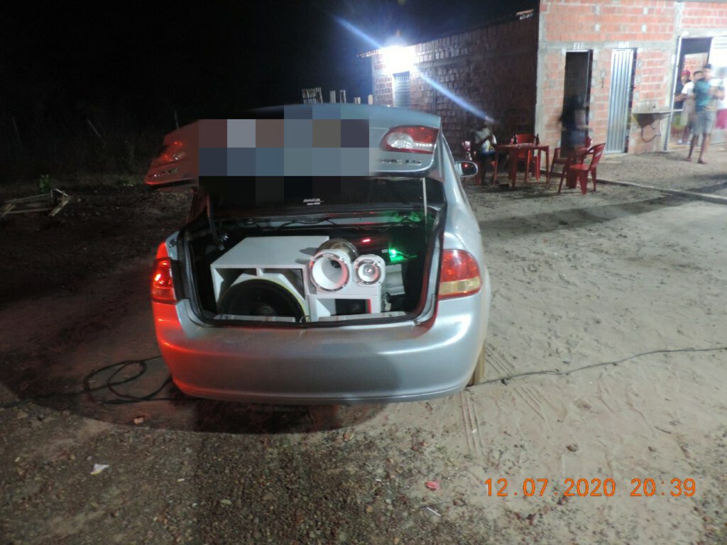Bar flagrado com aglomeração