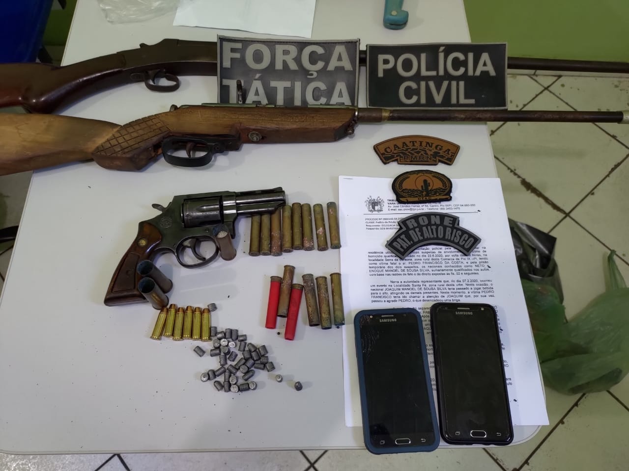 Diversas armas e munições foram apreendidas