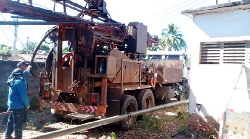 Equipes utilizam máquina para tentar retirar a bomba queimada do poço em Canto do Buriti