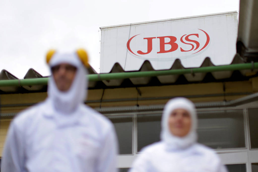 Funcionários da JBS em fábrica no Paraná