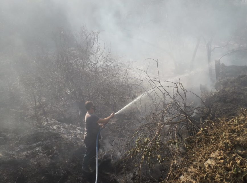 Homem combate incêndio na região de Poconé (MT)