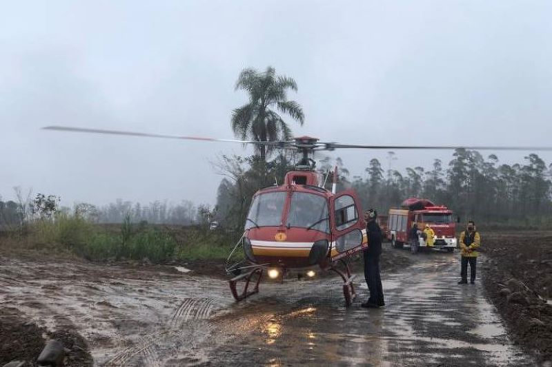 Homens são resgatados de helicóptero por bombeiros após ficarem ilhados em Timbé do Sul, em Santa Catarina, após chuvas causadas por novo ciclone na última terça (7)