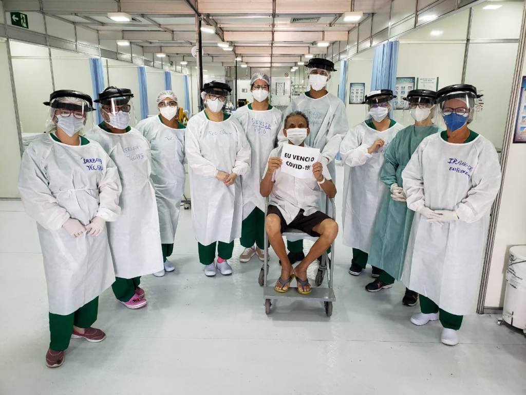 Lorenço Caetano Sobrinho, de 73 anos e equipe médica do HUT