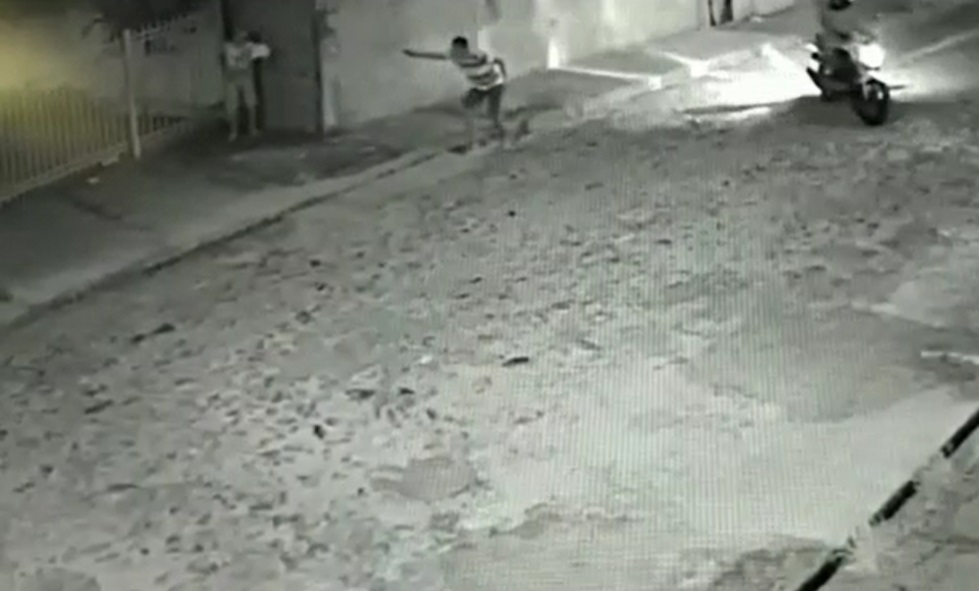 Momento do crime flagrado por câmera de segurança